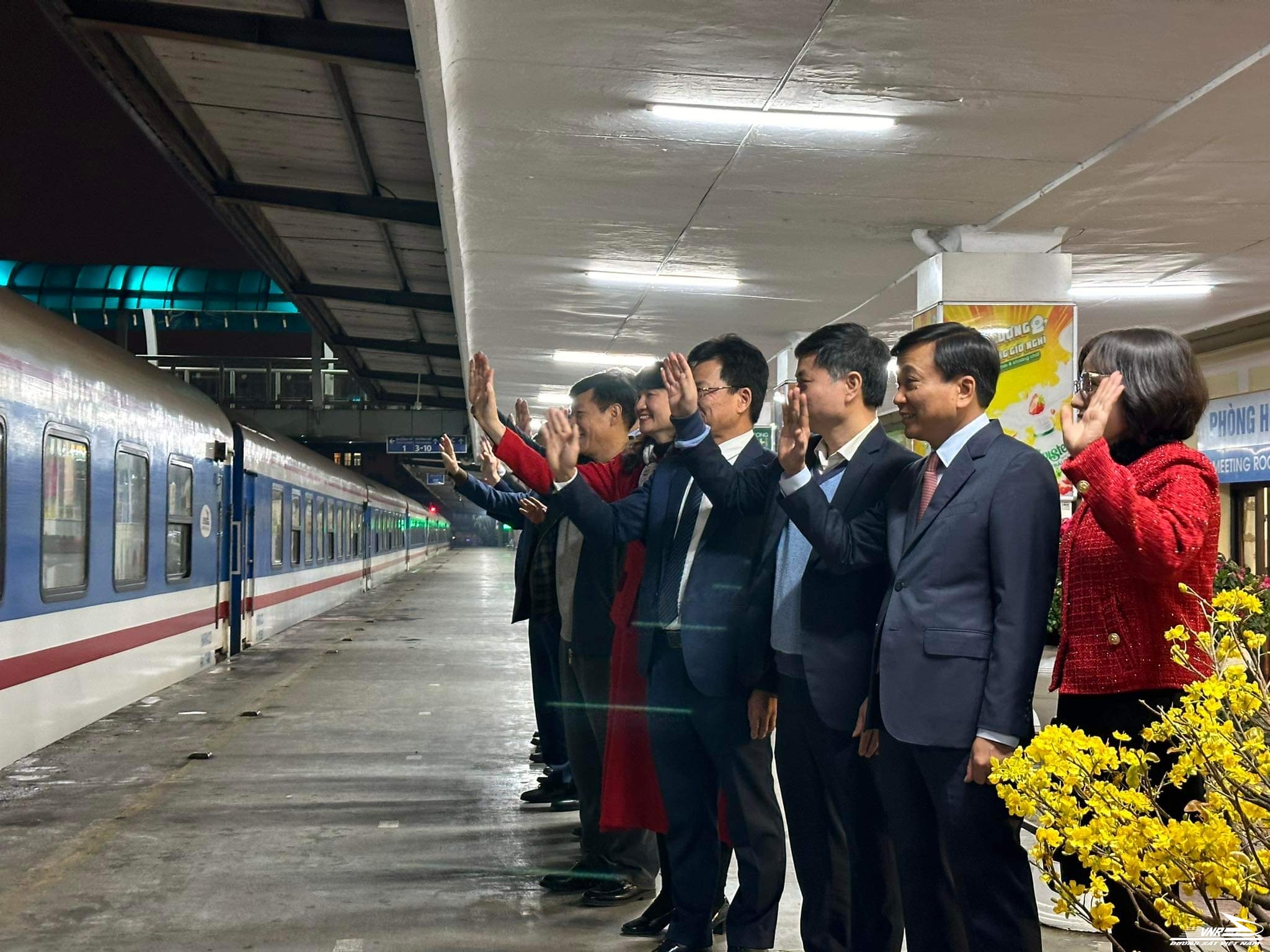 Thứ trưởng Bộ GTVT Nguyễn Danh Huy chúc Tết CBNV Đường sắt và hành khách đi tàu đêm giao thừa