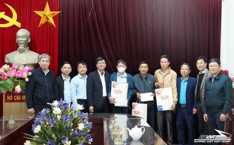 Đường sắt Việt Nam trao quà cho công nhân lao động tại Nghệ An