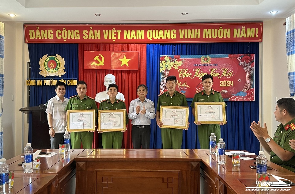 Khen thưởng Công an phường Tân Chính trong công tác phối hợp đảm bảo ANTT, ATGT đường sắt
