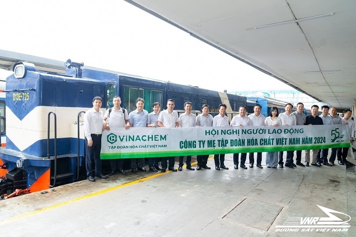 Đoàn tàu charter đưa cán bộ nhân viên Tập đoàn hóa chất Việt Nam dự hội nghị ở Thanh Hóa