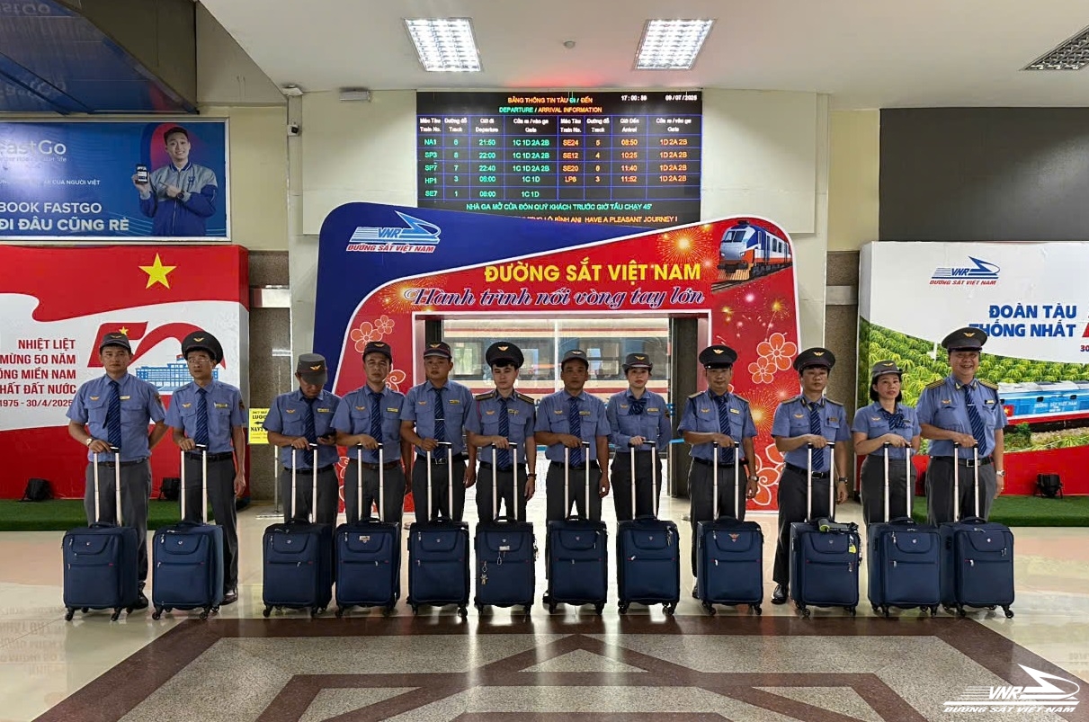 Tổ tàu SE4 trả lại gần 13 triệu đồng cho hành khách