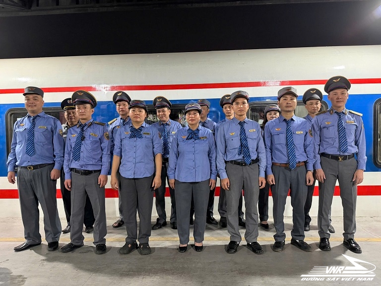 Tổ tàu SE45 trả lại khách nước ngoài số tiền lớn