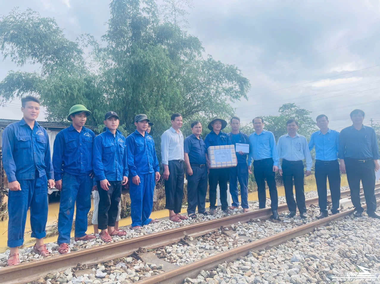 Lãnh đạo Tổng công ty ĐSVN thăm hỏi công nhân tham gia khắc phục hậu quả trận lũ lịch sử tại Huế