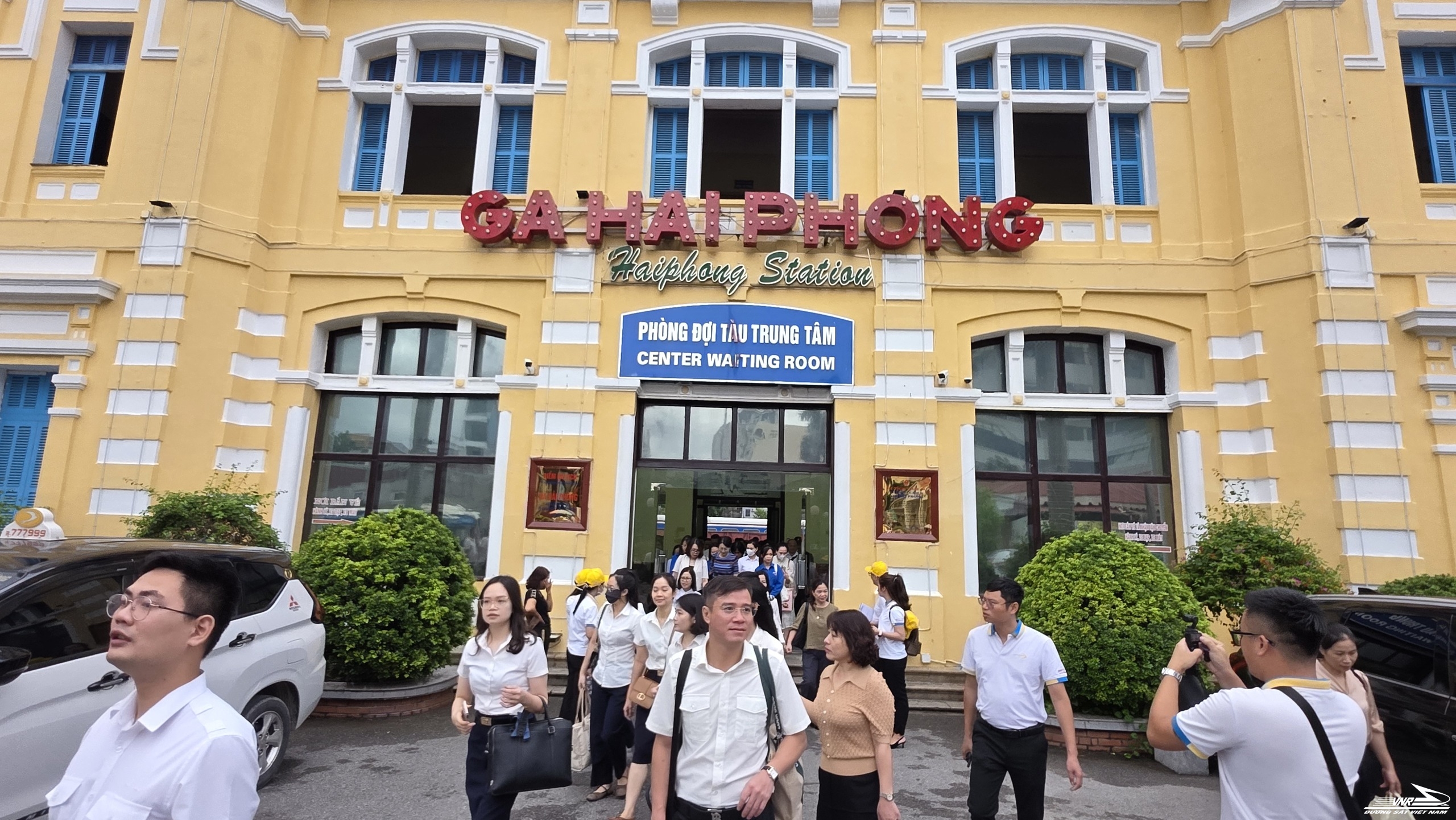 Chính thức vận hành đoàn tàu hỏa chở cán bộ, công chức Hải Phòng đi làm