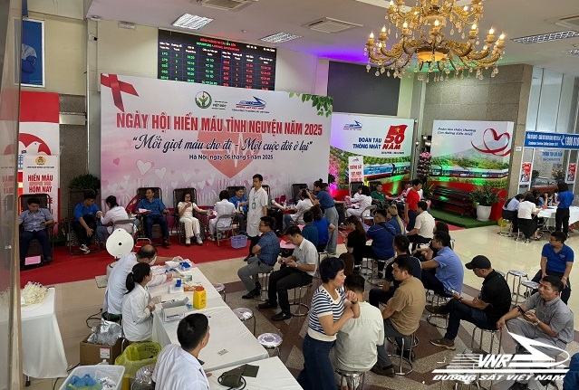 Gần 300 CBNV ĐS khu vực Hà Nội tham gia Ngày hội hiến máu tình nguyện năm 2025