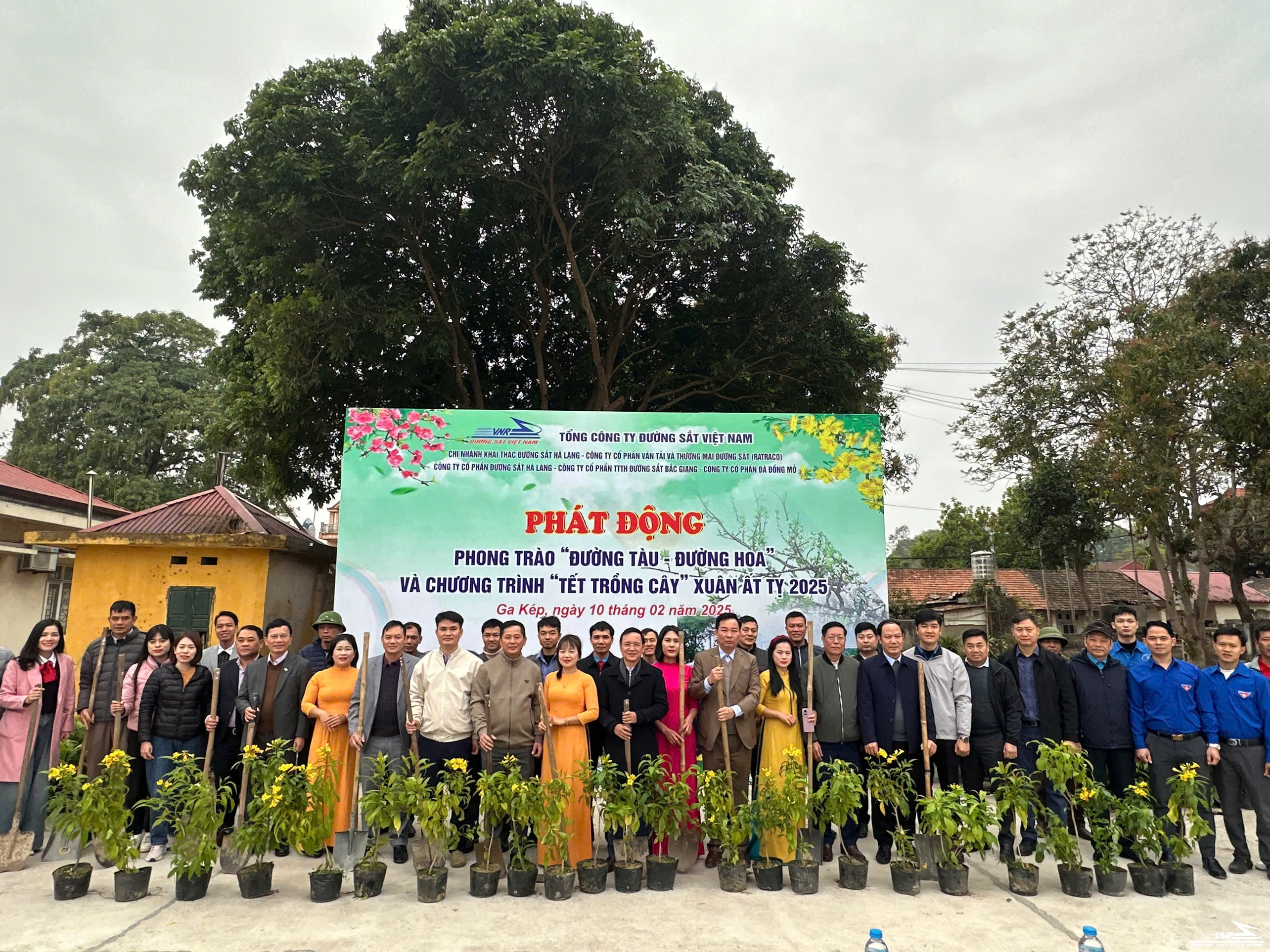 Ra quân hưởng ứng phong trào “Đường tàu - Đường hoa” và Tết trồng cây Xuân Ất Tỵ khu vực Bắc Giang