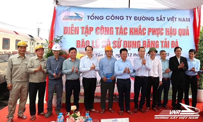 Đường sắt Việt Nam lần đầu diễn tập ứng cứu sụt đường bằng băng tải đá