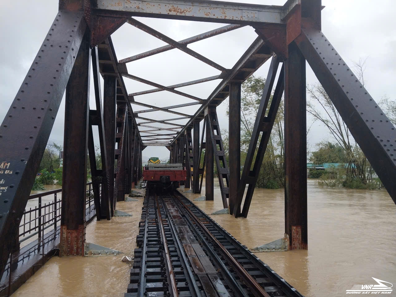 Điều tàu chở hàng gia tải cho 2 cầu đường sắt ở Diêu Trì