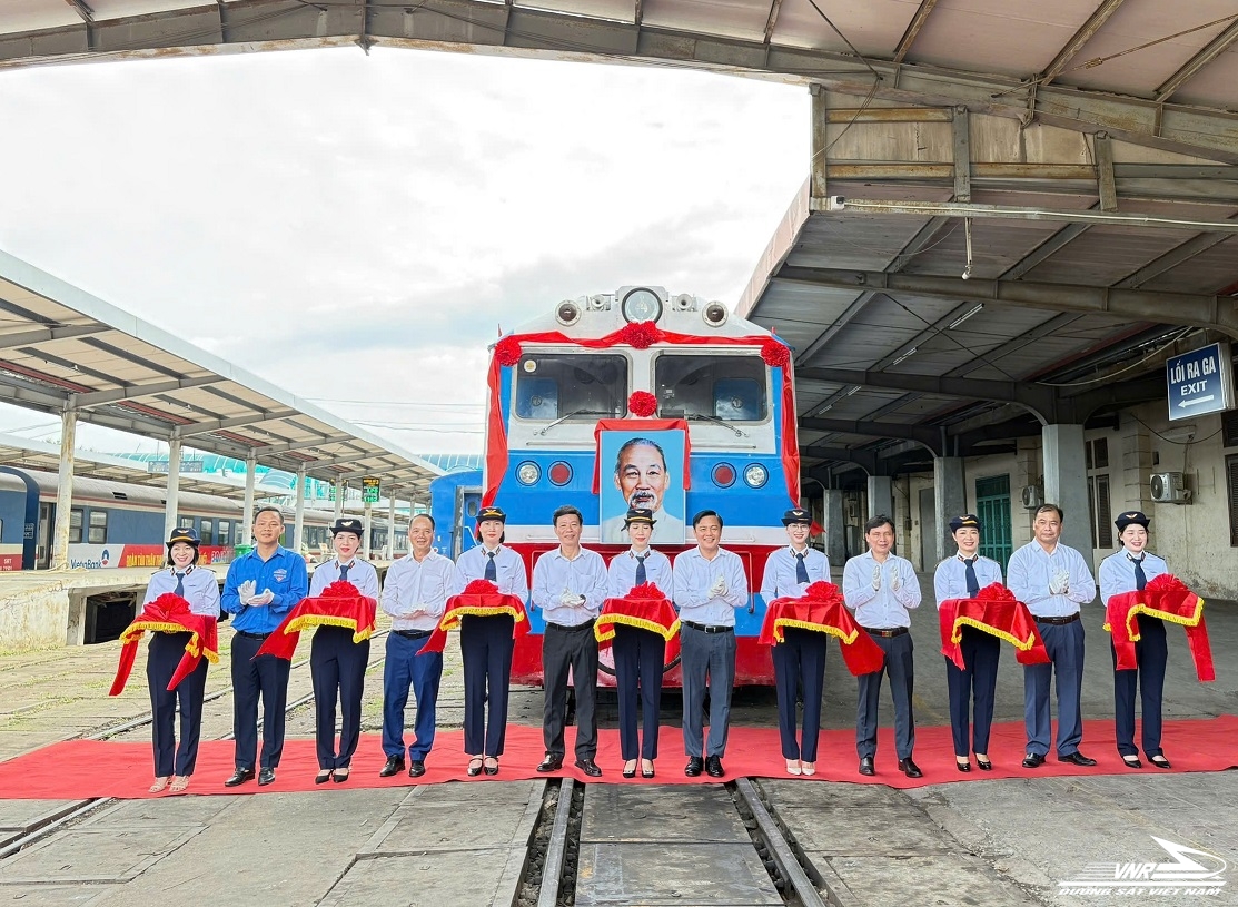 Khai trương Đoàn tàu tuyên truyền chào mừng Đại hội Đại biểu Đảng bộ Tổng công ty ĐSVN lần thứ XIII