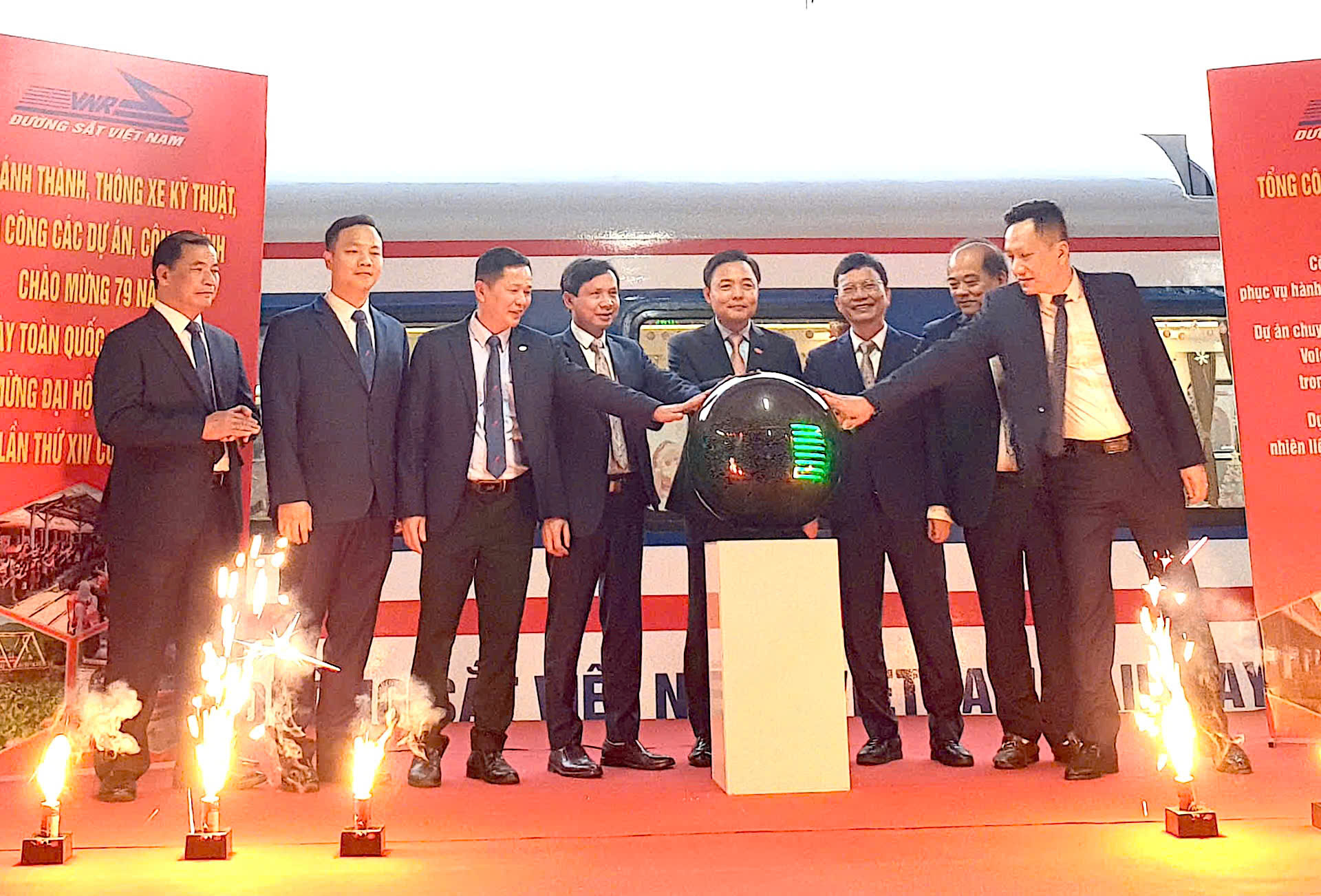 Đường sắt khánh thành, đưa vào khai thác hơn 160 toa xe khách nâng cấp hiện đại