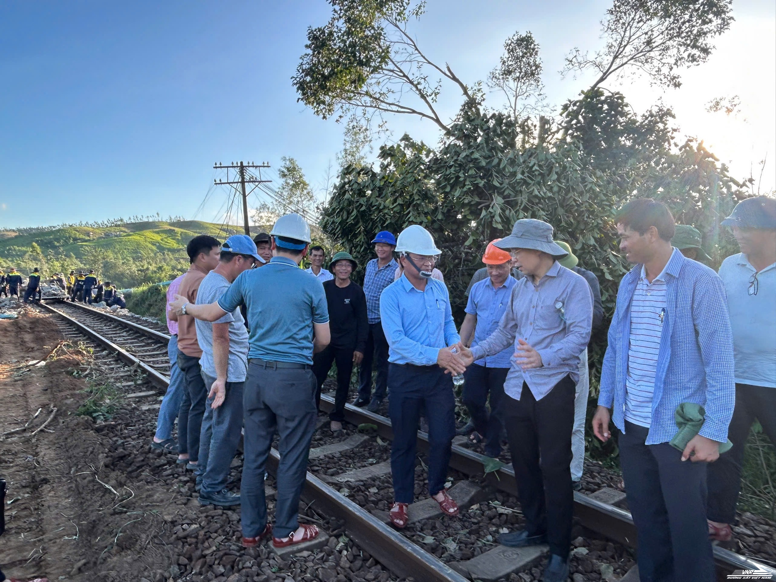Chủ tịch VNR trực tiếp xuống hiện trường chỉ đạo sửa chữa đường sắt do bão số 13, quyết tâm thông tuyến trước ngày 11/11