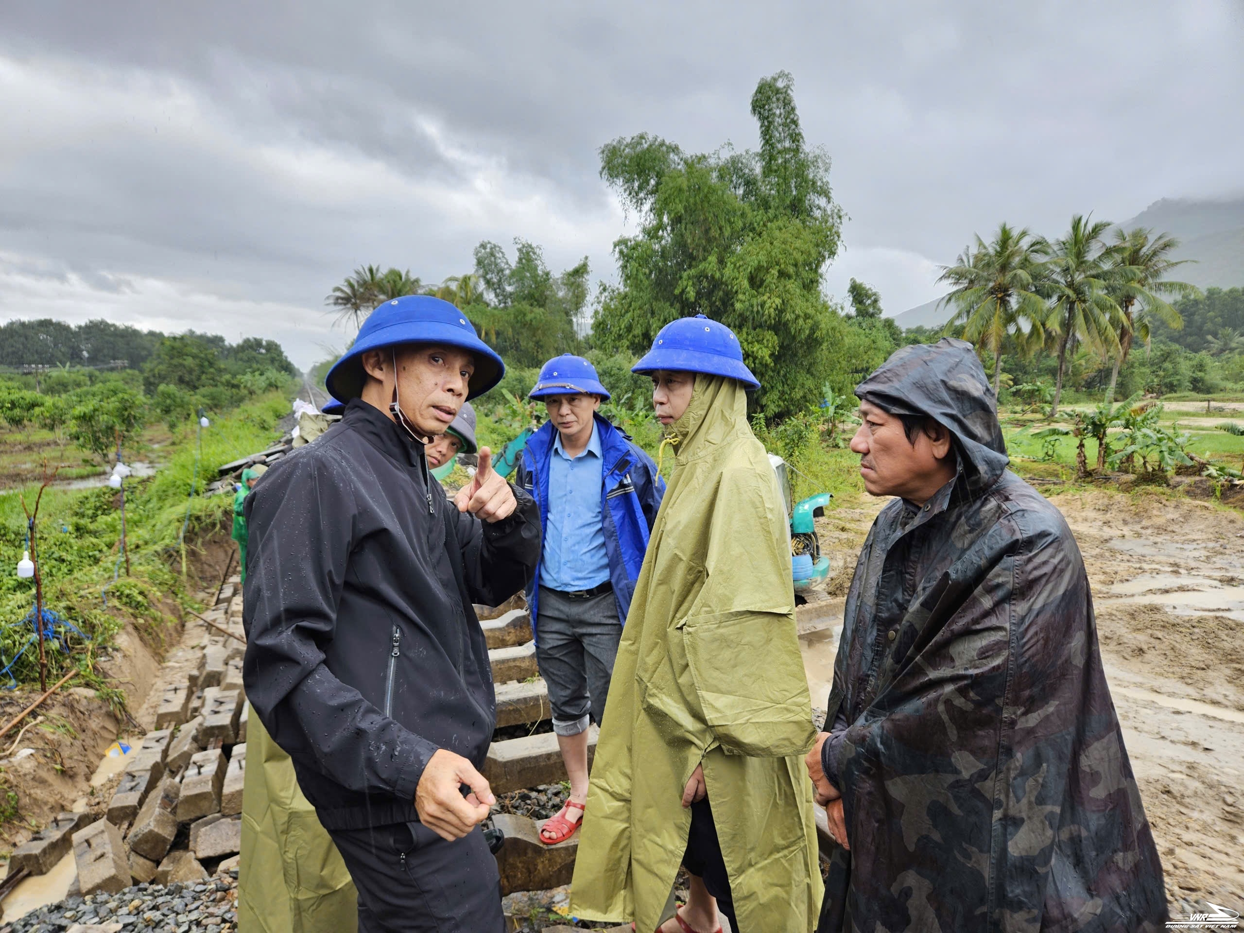 Hàng loạt điểm sạt lở, ngành ĐS dồn lực thông tuyến