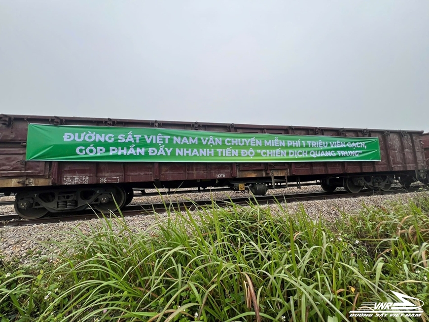 Vận chuyển miễn phí 1 triệu viên gạch hỗ trợ xây dựng nhà ở tại miền Trung