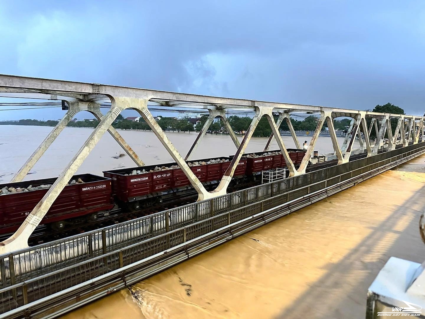 Lũ sông Hương dâng cao, đường sắt đưa 2 tàu chở 1.100 tấn đá giữ cầu