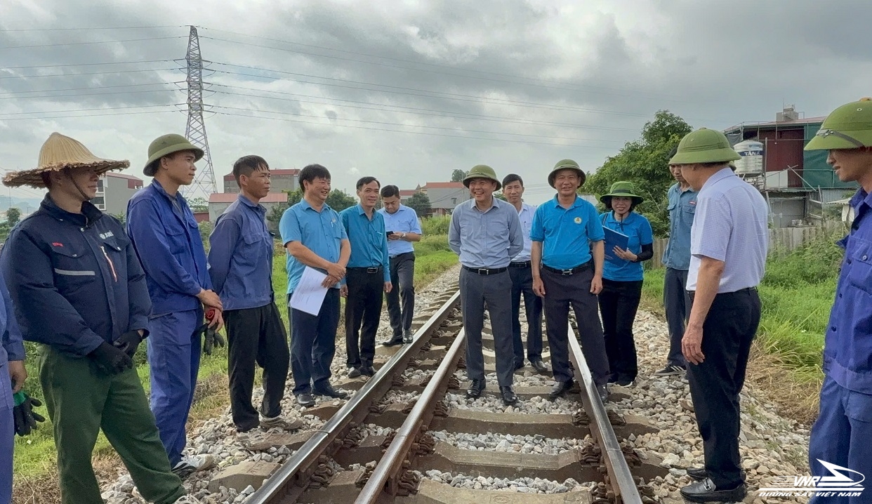 TGĐ Hoàng Gia Khánh thăm công nhân tuyến ĐS phía Bắc