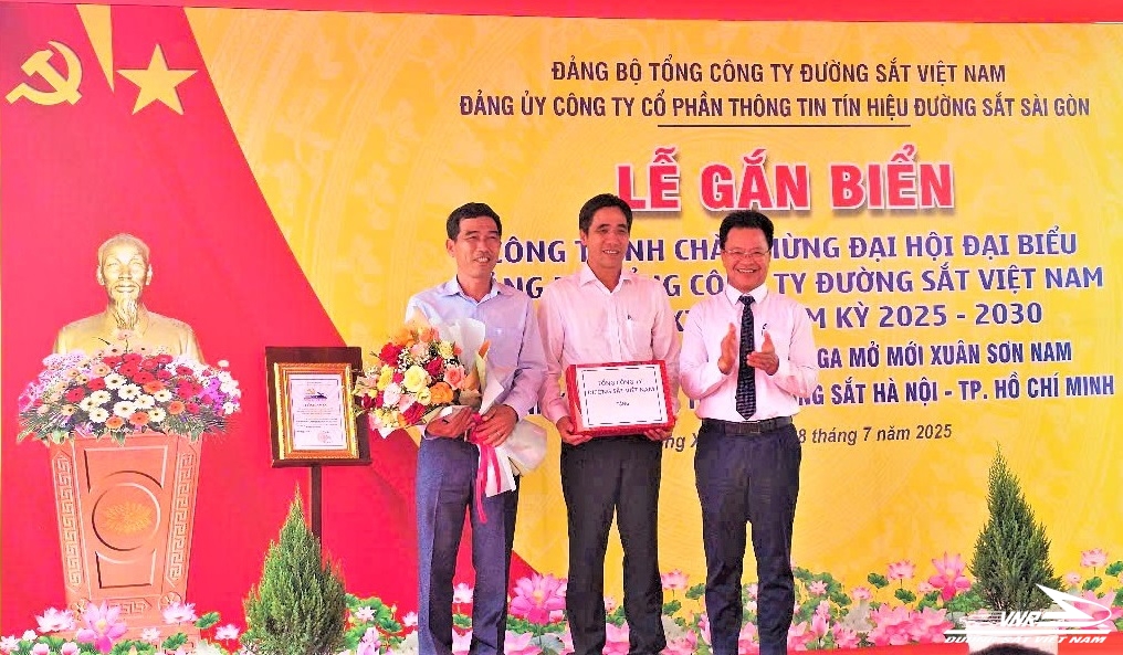 Gắn biển công trình mừng Đại hội Đảng bộ Tổng công ty Đường sắt Việt Nam