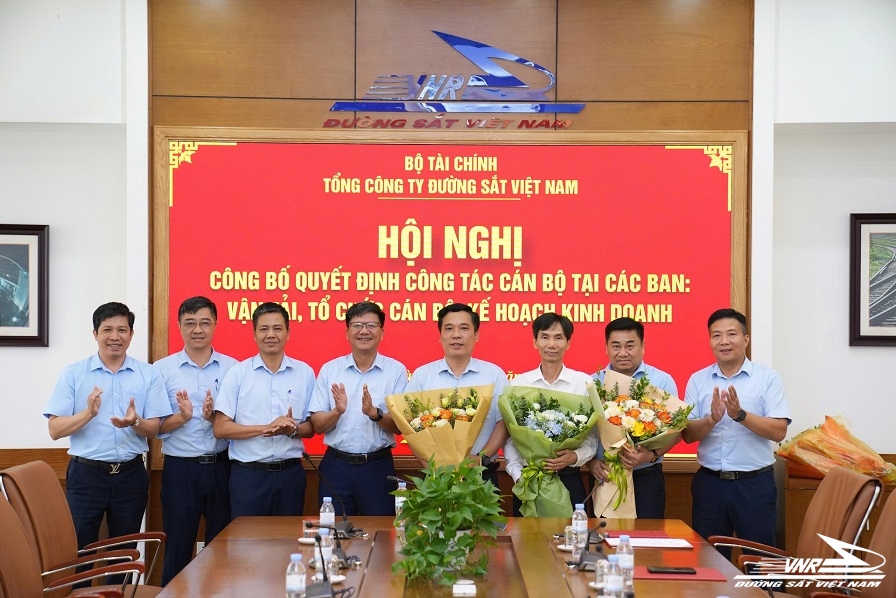 Công bố Quyết định công tác cán bộ tại các Ban Vận tải, Tổ chức Cán bộ, Kế hoạch Kinh doanh