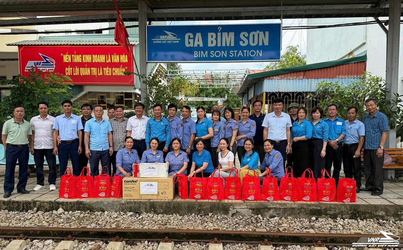 Phó TGĐ Hoàng Năng Khang thăm và tặng quà công nhân trên tuyến Hà Nội – Thanh Hóa