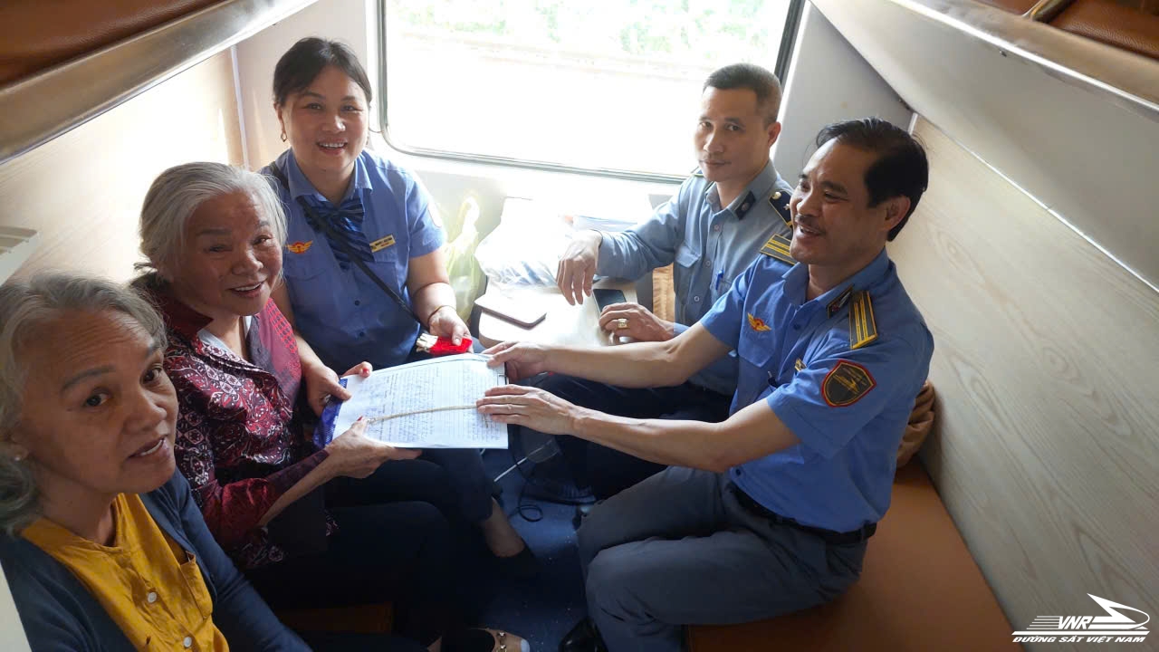 Hạnh phúc vỡ òa của người hành khách lớn tuổi khi nhận lại kỷ vật từ tay nữ tiếp viên đường sắt