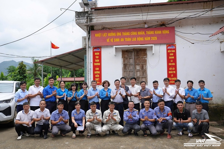Phó Bí thư Đảng ủy Nguyễn Tất Thương thăm và động viên NLĐ tuyến phía Tây trong Tháng công nhân 2026