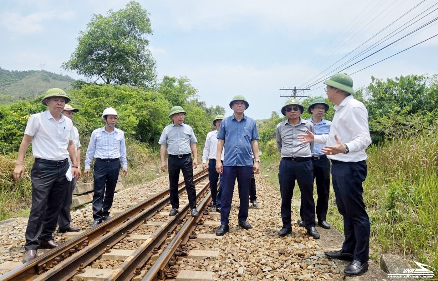 Thứ trưởng Nguyễn Danh Huy kiểm tra hiện trường các điểm nghẽn vận tải đường sắt khu vực đèo Hải Vân