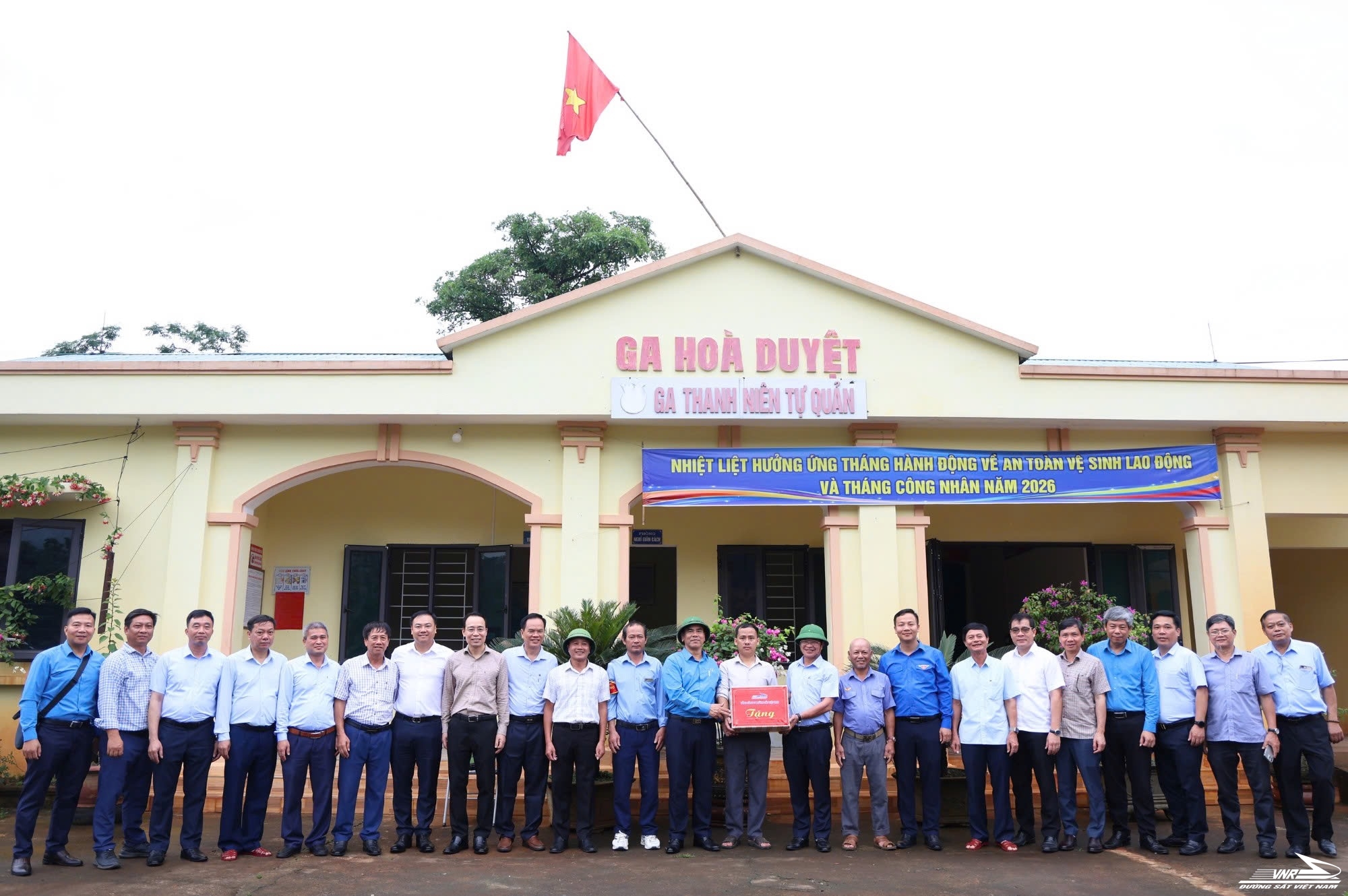 [Tháng Công nhân 2026] Lan tỏa yêu thương trên tuyến lửa Vinh - Đồng Hới: Gần 1 tỷ đồng chăm lo cho đời sống người lao động