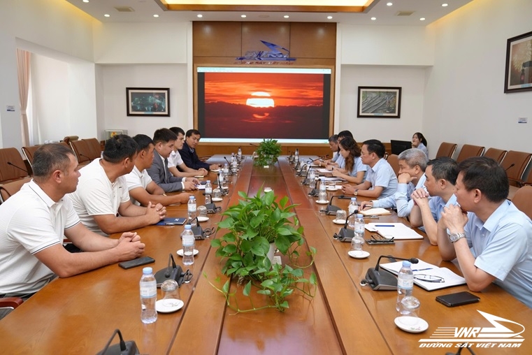 Tổng công ty ĐS Kyrgyzstan tìm hiểu kinh nghiệm quản lý, khai thác vận hành và bảo trì ĐS tại Việt Nam