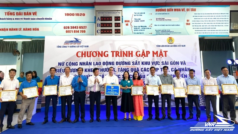 Thăm hỏi và tặng quà các tập thể, cá nhân tham gia khắc phục sự cố cầu Ghềnh