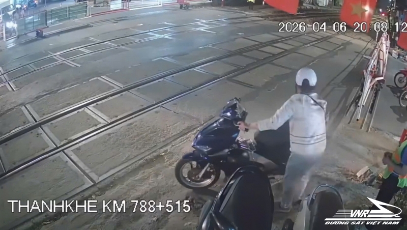 Bị nhắc nhở khi cố vượt rào chắn, người phụ nữ hành hung 2 nhân viên đường sắt