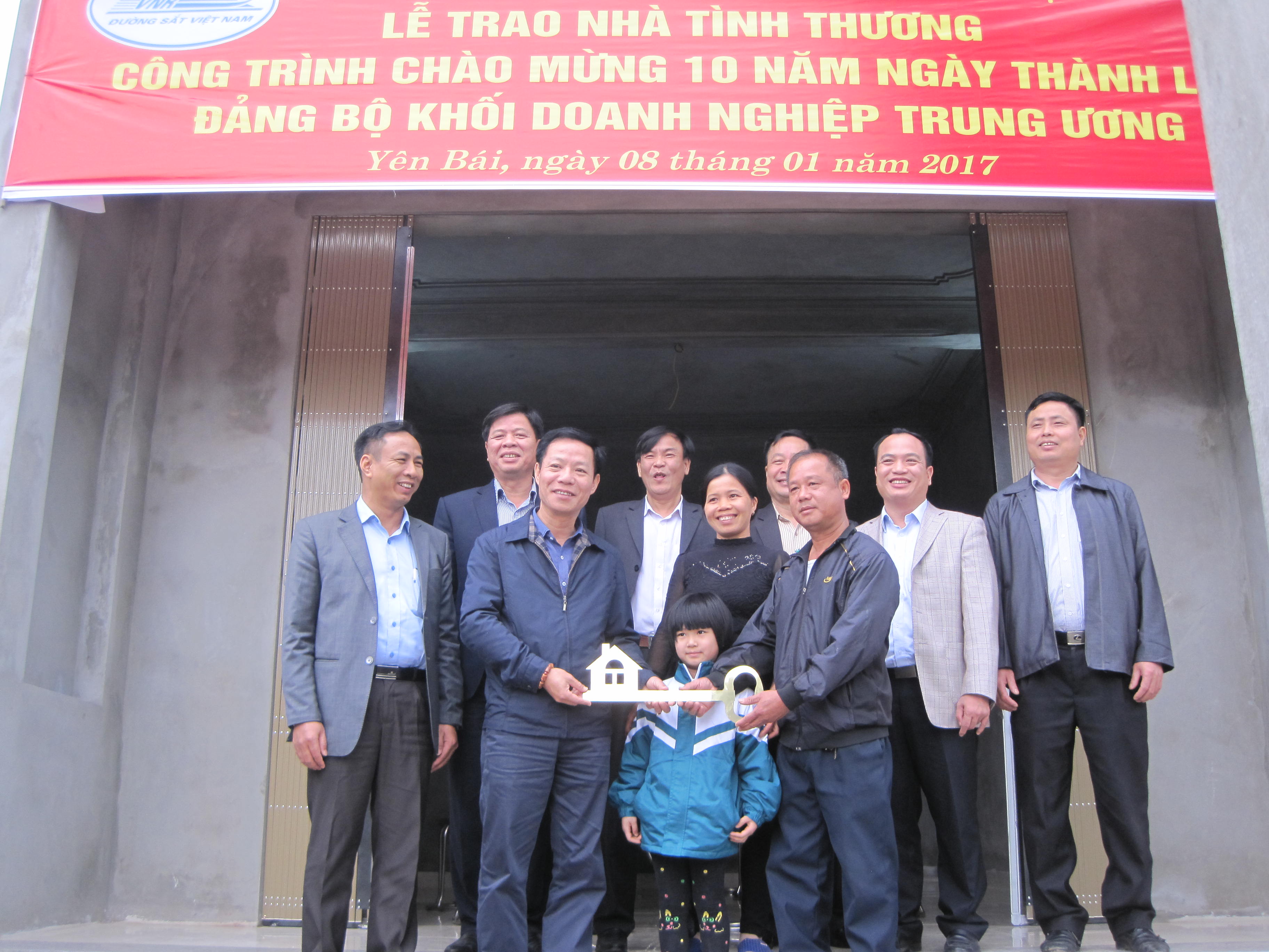 Công đoàn ĐSVN tổ chức trao nhà tình thương cho công nhân tại Yên Bái 