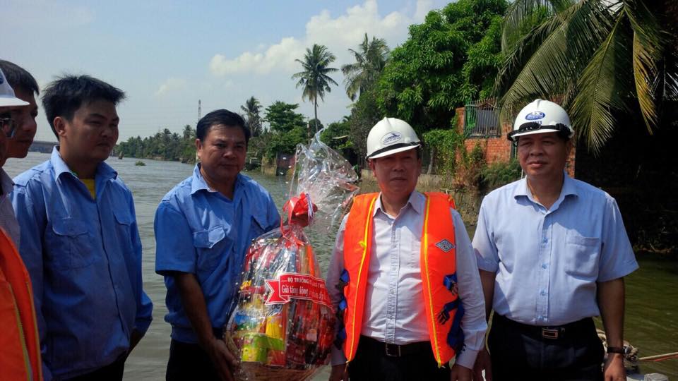 Chủ tịch Trần Ngọc Thành thăm công nhân trên công trường cầu Ghềnh