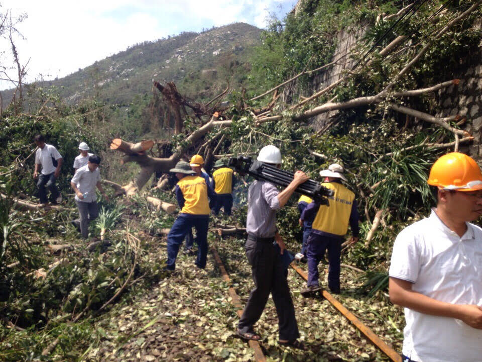 Chủ tịch Vũ Anh Minh kiểm tra các điểm hư hỏng KCHTĐS do bão số 12 gây ra tại khu vực Phú Yên, Khánh Hòa 