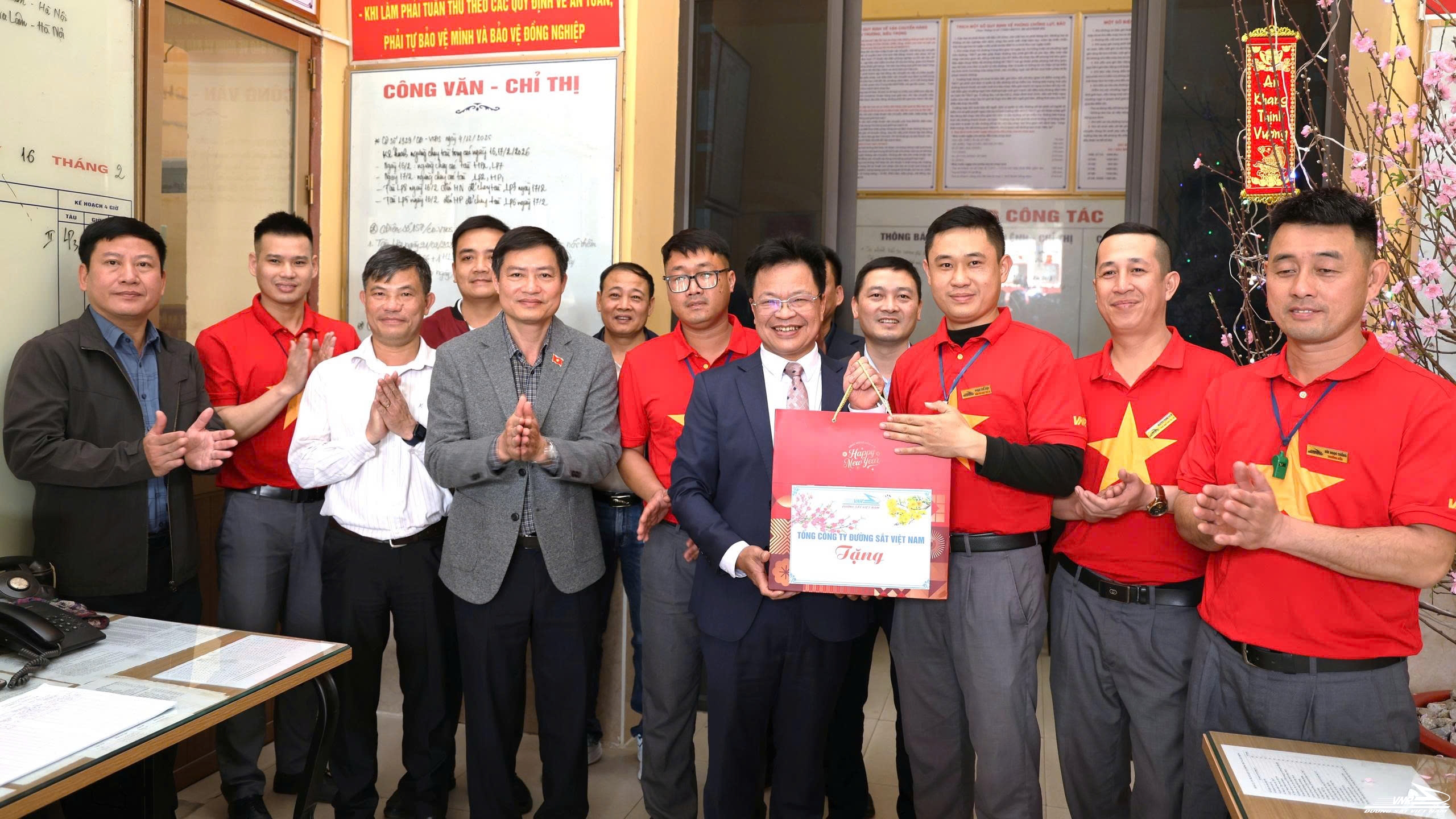 Lãnh đạo Tổng công ty thăm hỏi, động viên công nhân lao động lên ban ngày cuối năm